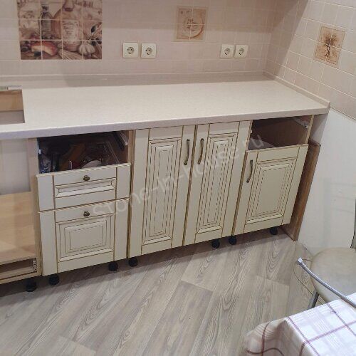 Светлая столешница на кухне с плиткой